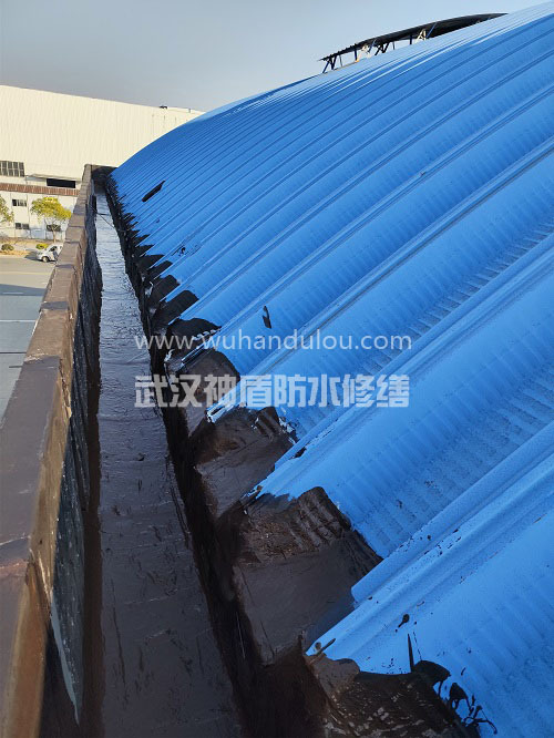 武汉市蔡甸区某钢结构厂房水沟防水施工