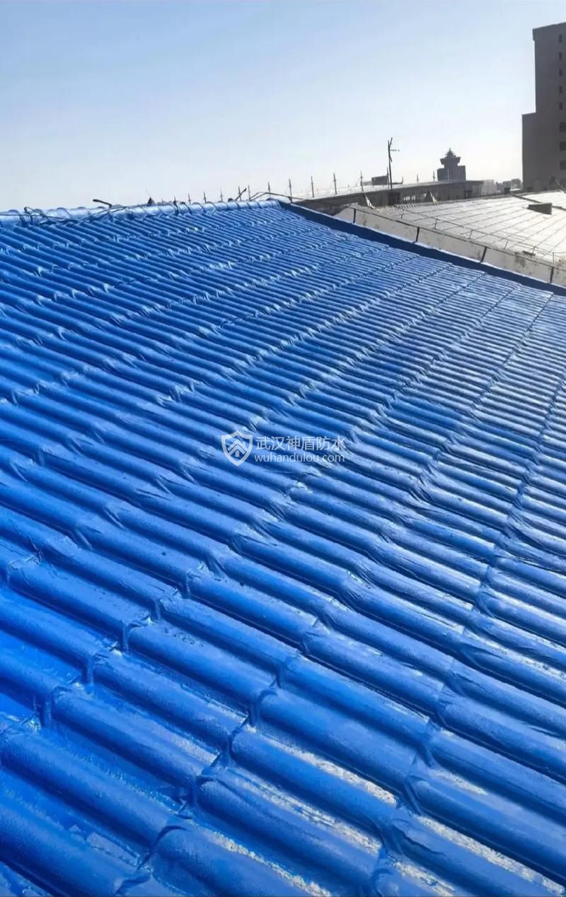 斜坡瓦房屋面防水施工方案：一布三涂工艺应用与技术要点